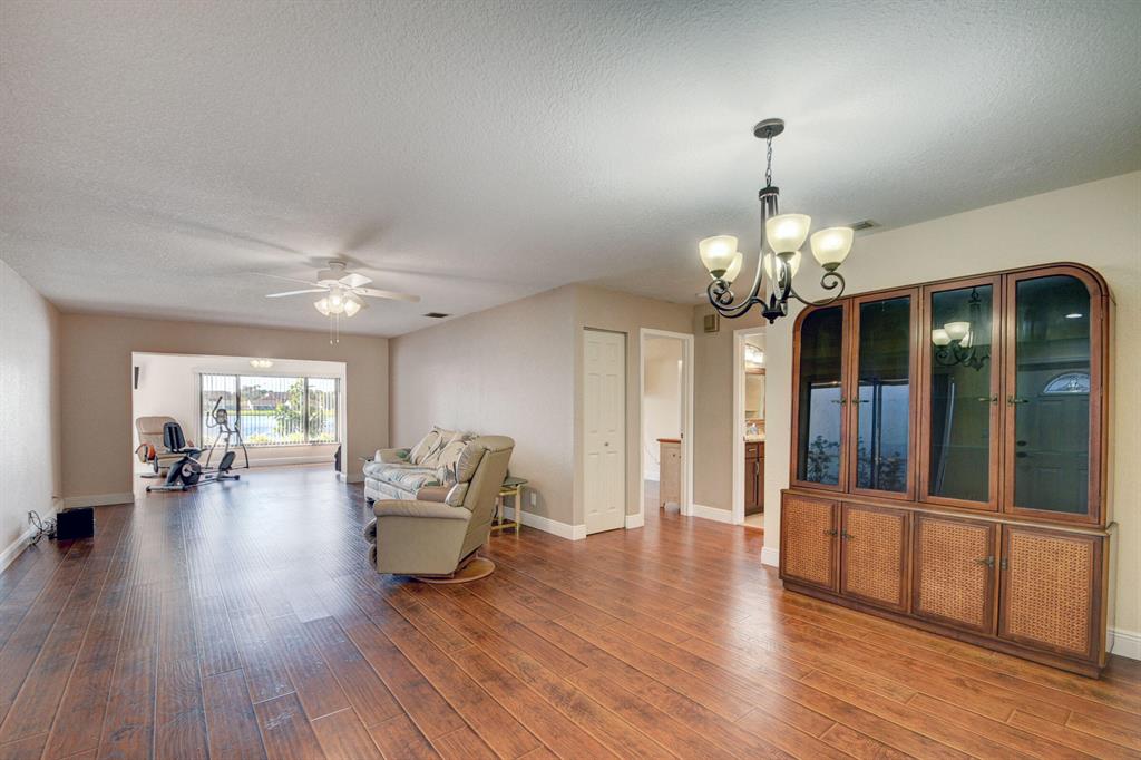 5679 Mirror Lakes Boulevard