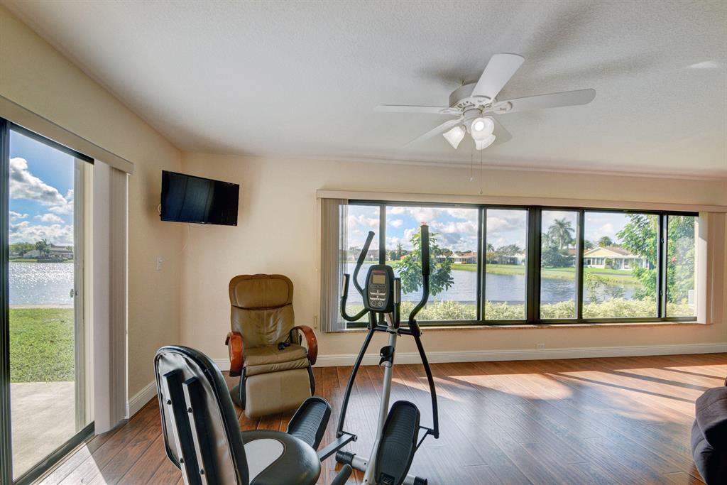 5679 Mirror Lakes Boulevard