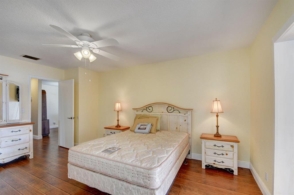 5679 Mirror Lakes Boulevard