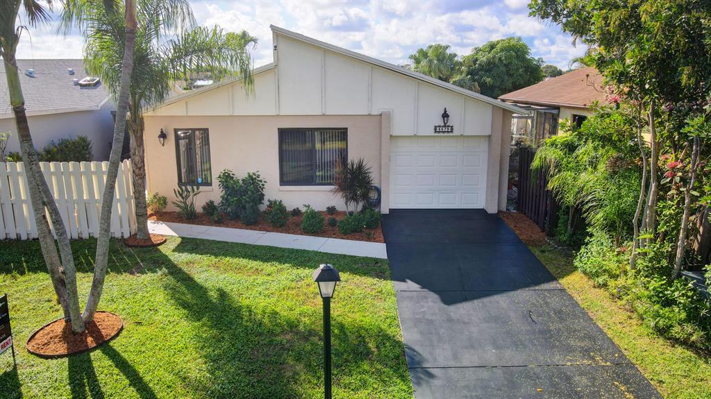 5679 Mirror Lakes Boulevard