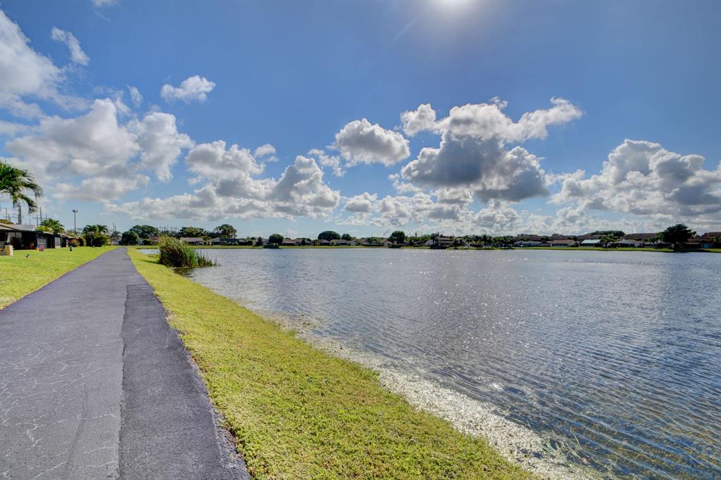 5679 Mirror Lakes Boulevard