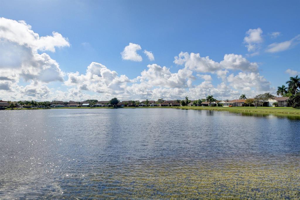 5679 Mirror Lakes Boulevard