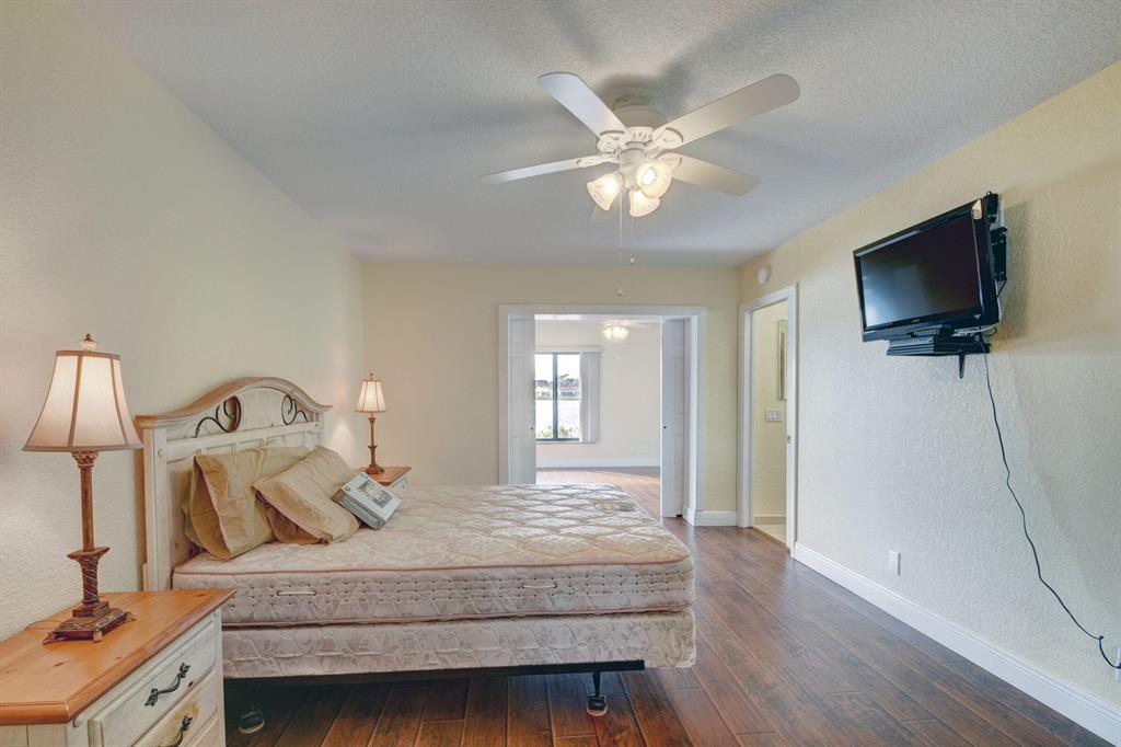 5679 Mirror Lakes Boulevard