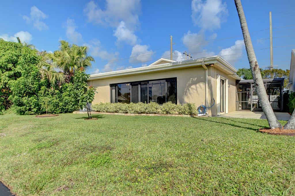 5679 Mirror Lakes Boulevard