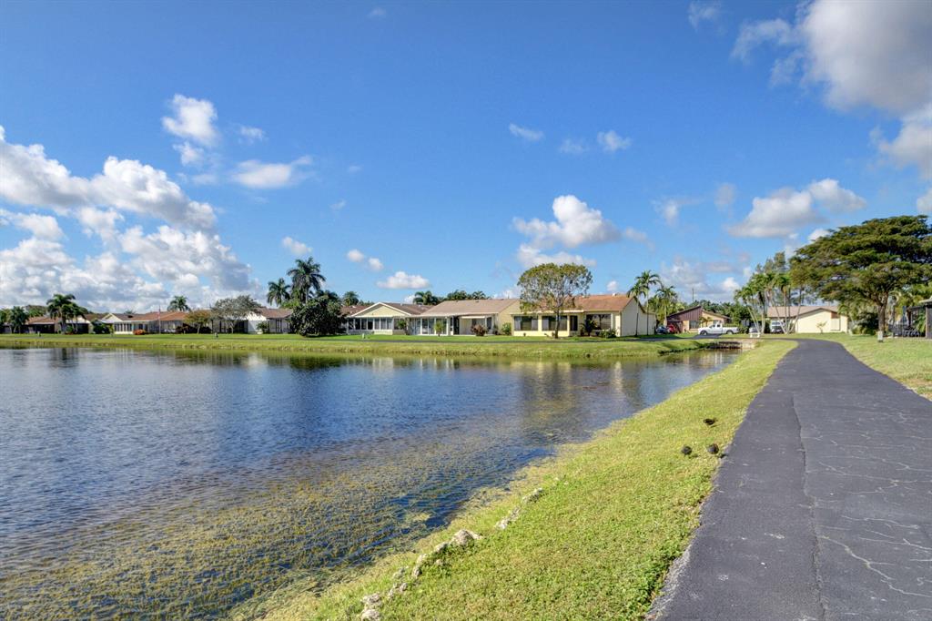 5679 Mirror Lakes Boulevard