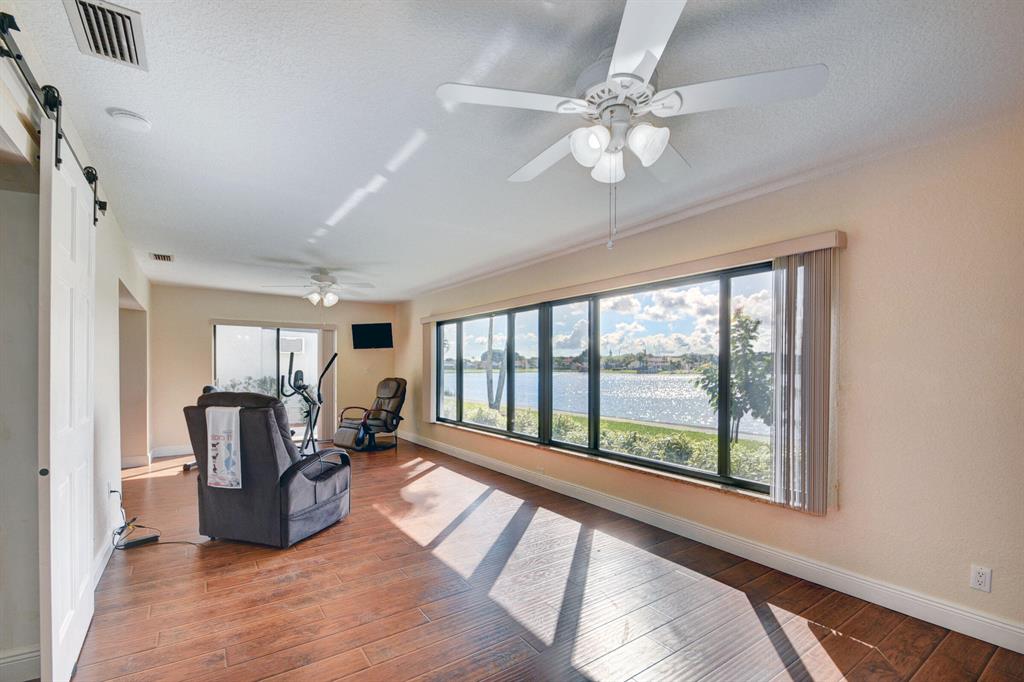 5679 Mirror Lakes Boulevard