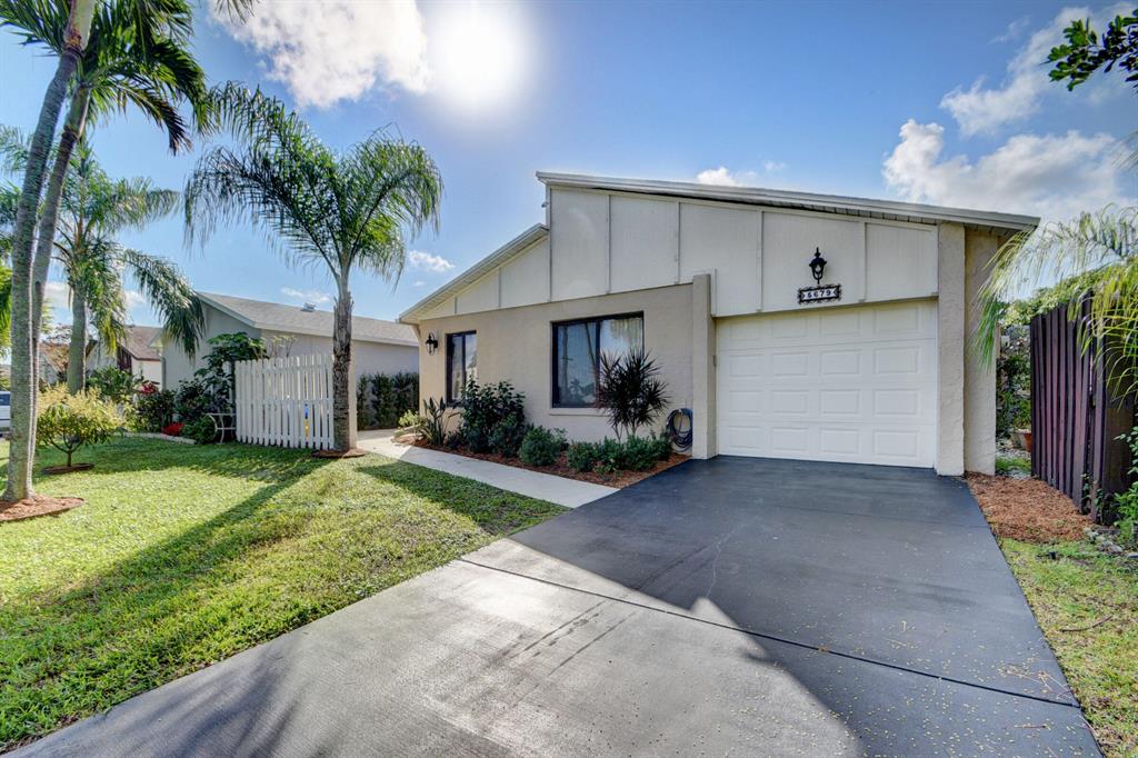 5679 Mirror Lakes Boulevard