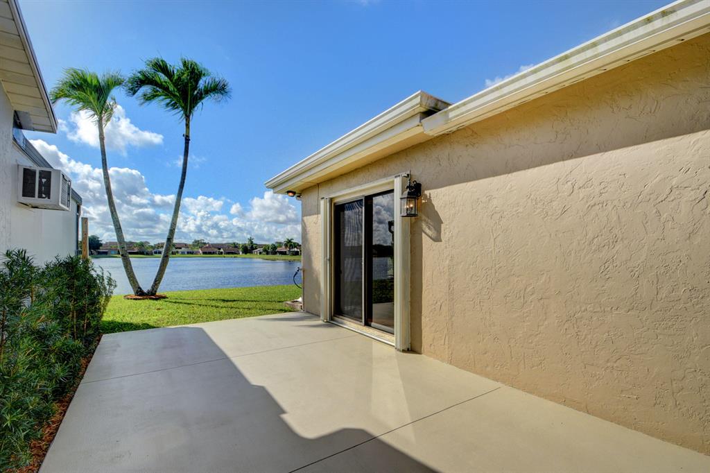 5679 Mirror Lakes Boulevard