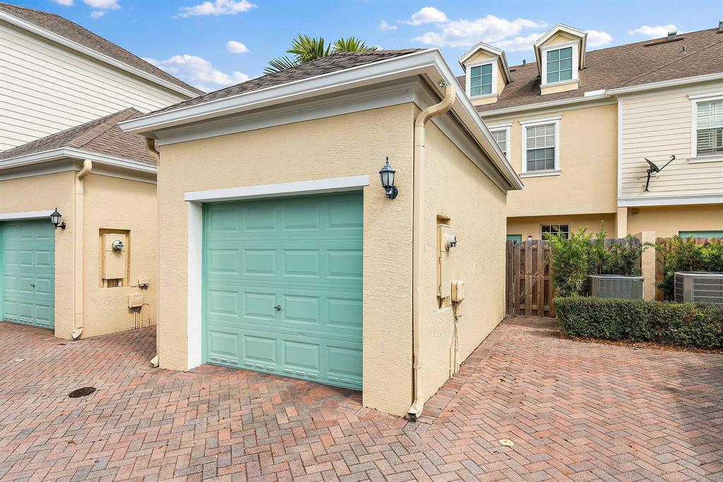 128 W Thatch Palm Circle