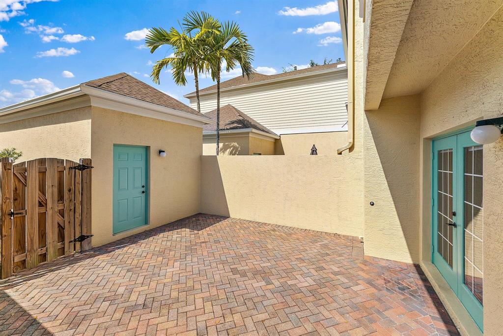 128 W Thatch Palm Circle