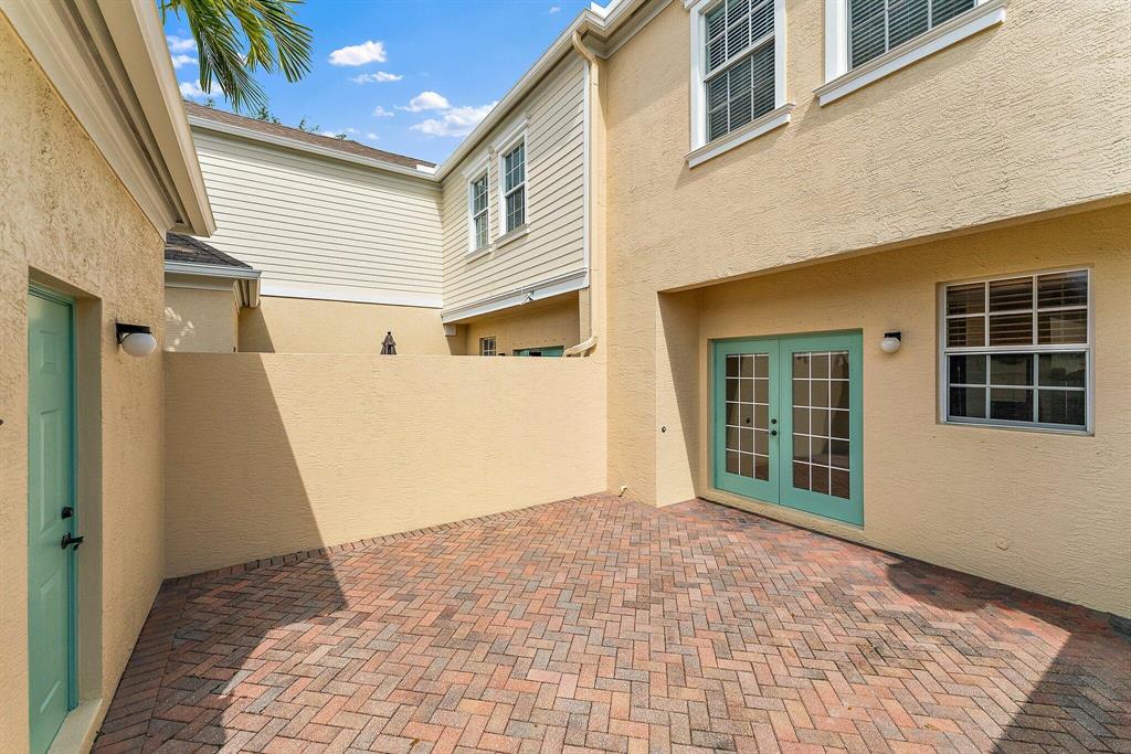128 W Thatch Palm Circle