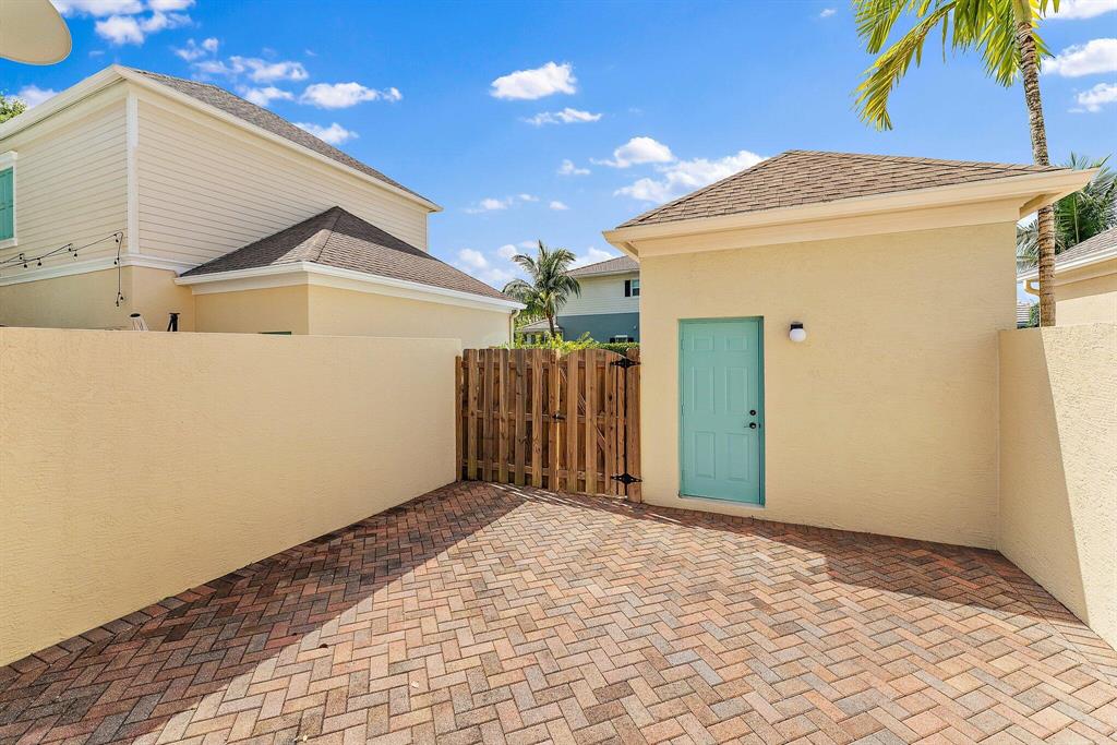 128 W Thatch Palm Circle