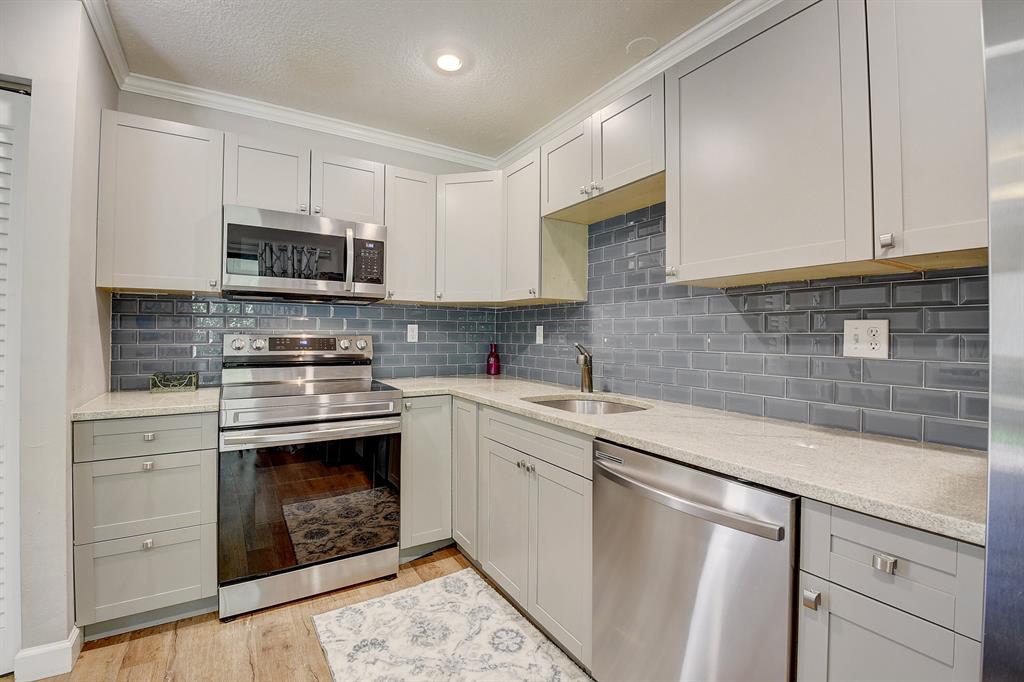 5203 Mirror Lakes Boulevard