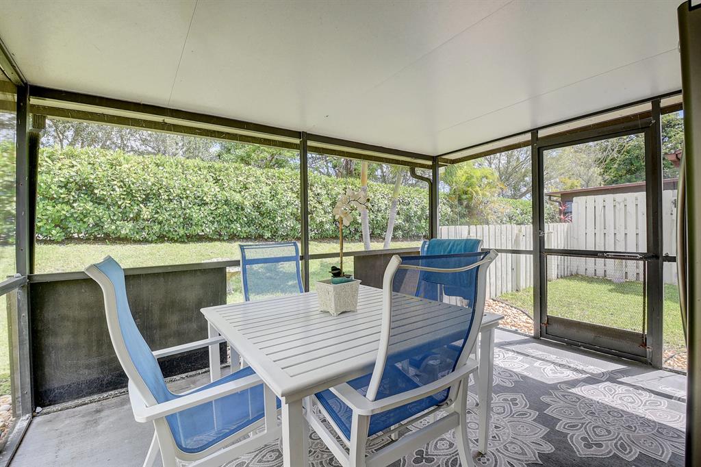 5203 Mirror Lakes Boulevard