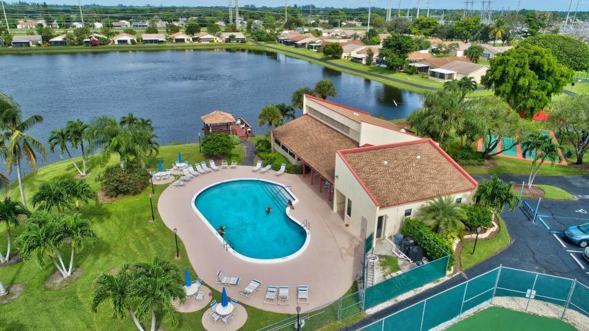 5203 Mirror Lakes Boulevard