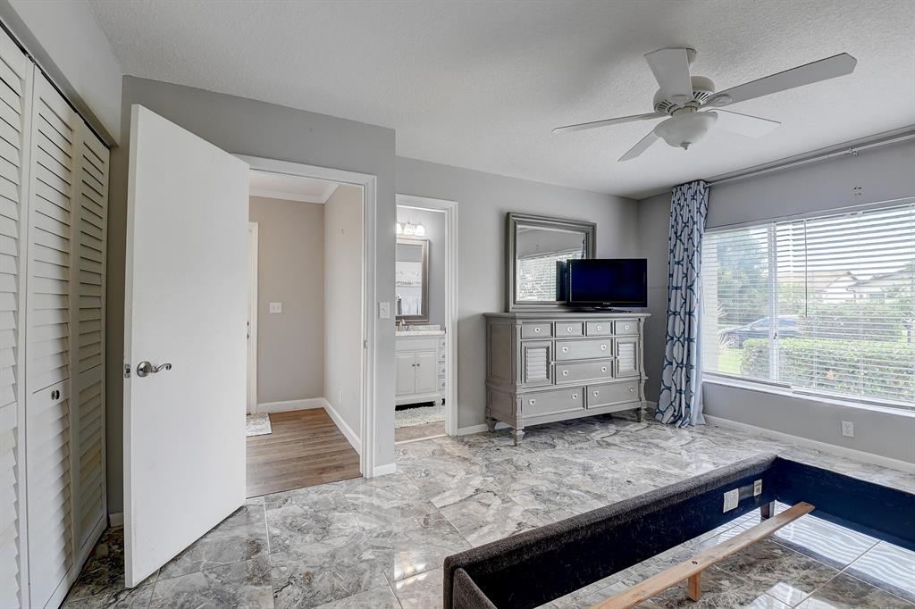 5203 Mirror Lakes Boulevard