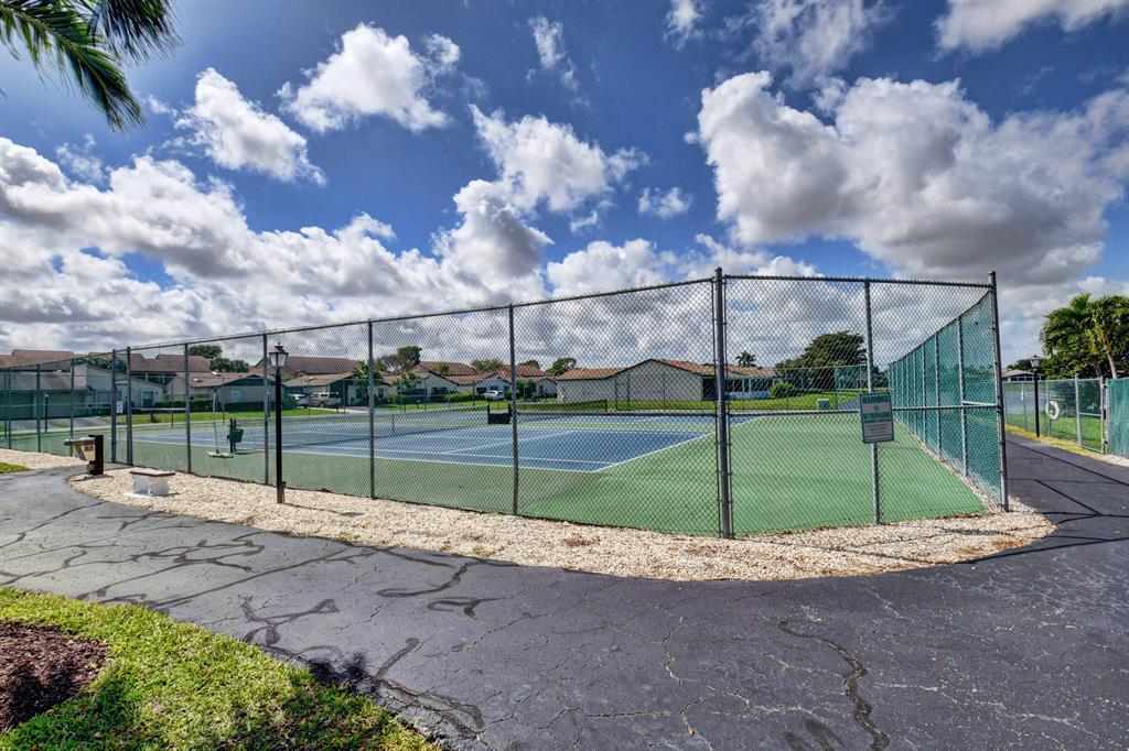 5203 Mirror Lakes Boulevard