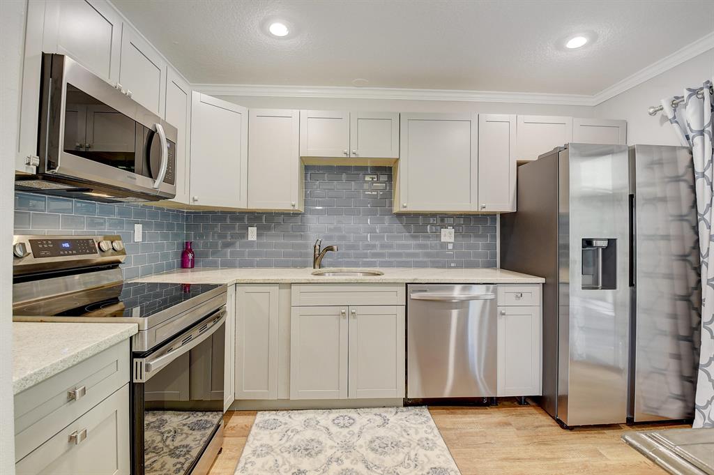 5203 Mirror Lakes Boulevard