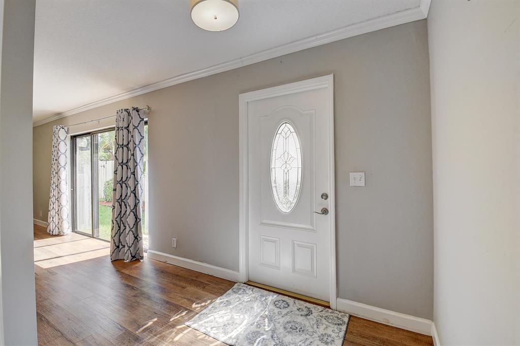 5203 Mirror Lakes Boulevard