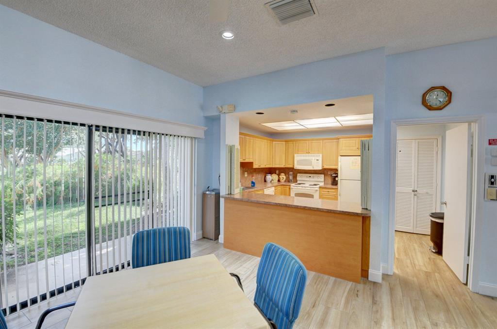 5203 Mirror Lakes Boulevard