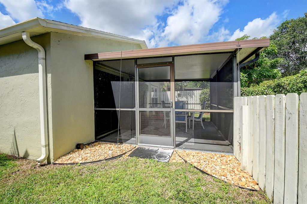 5203 Mirror Lakes Boulevard