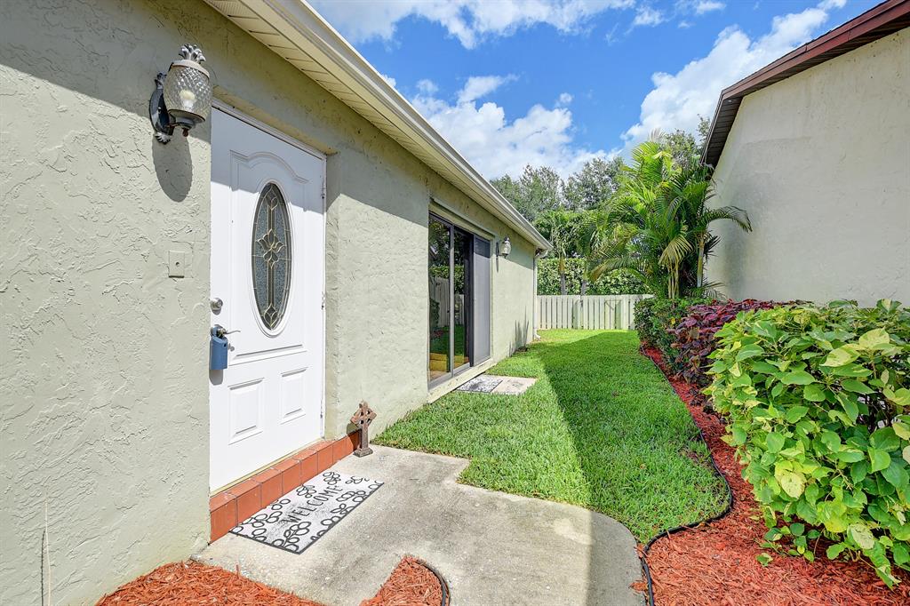 5203 Mirror Lakes Boulevard