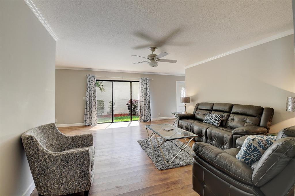 5203 Mirror Lakes Boulevard