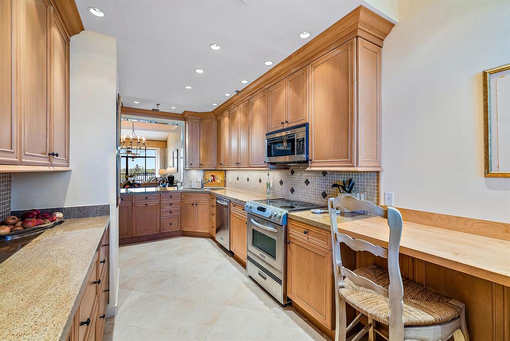 11370 Twelve Oaks Way Unit: 616 + 50ft Slip