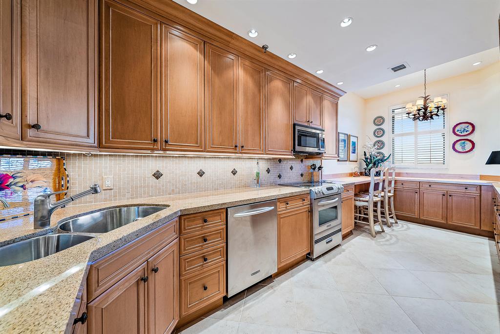 11370 Twelve Oaks Way Unit: 616 + 50ft Slip