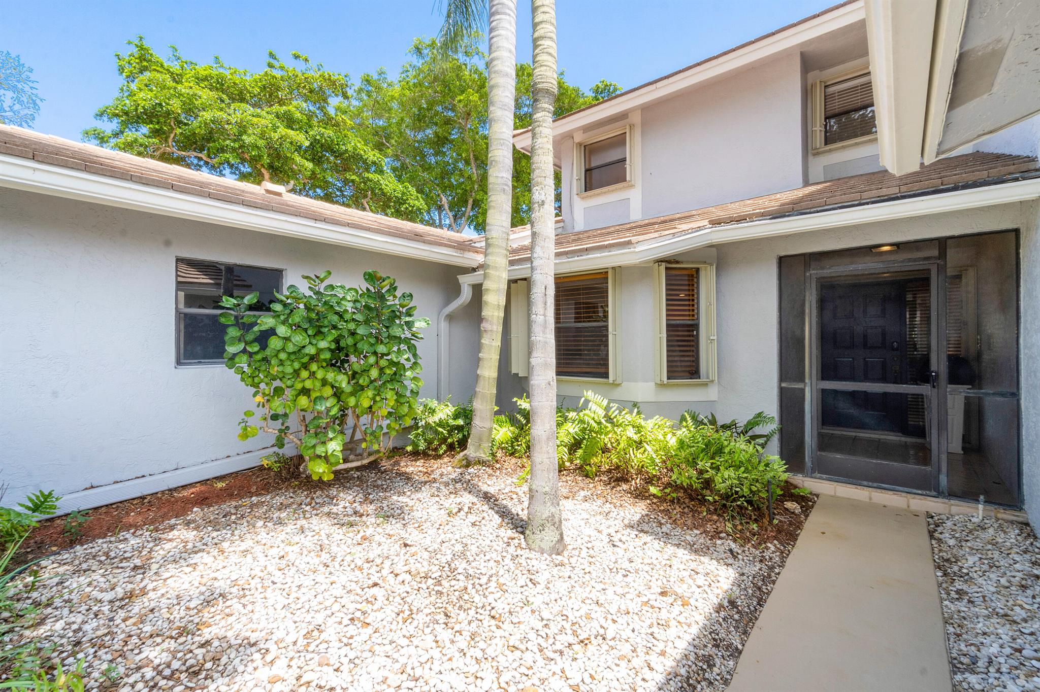 428 Lake Pointe S Lane