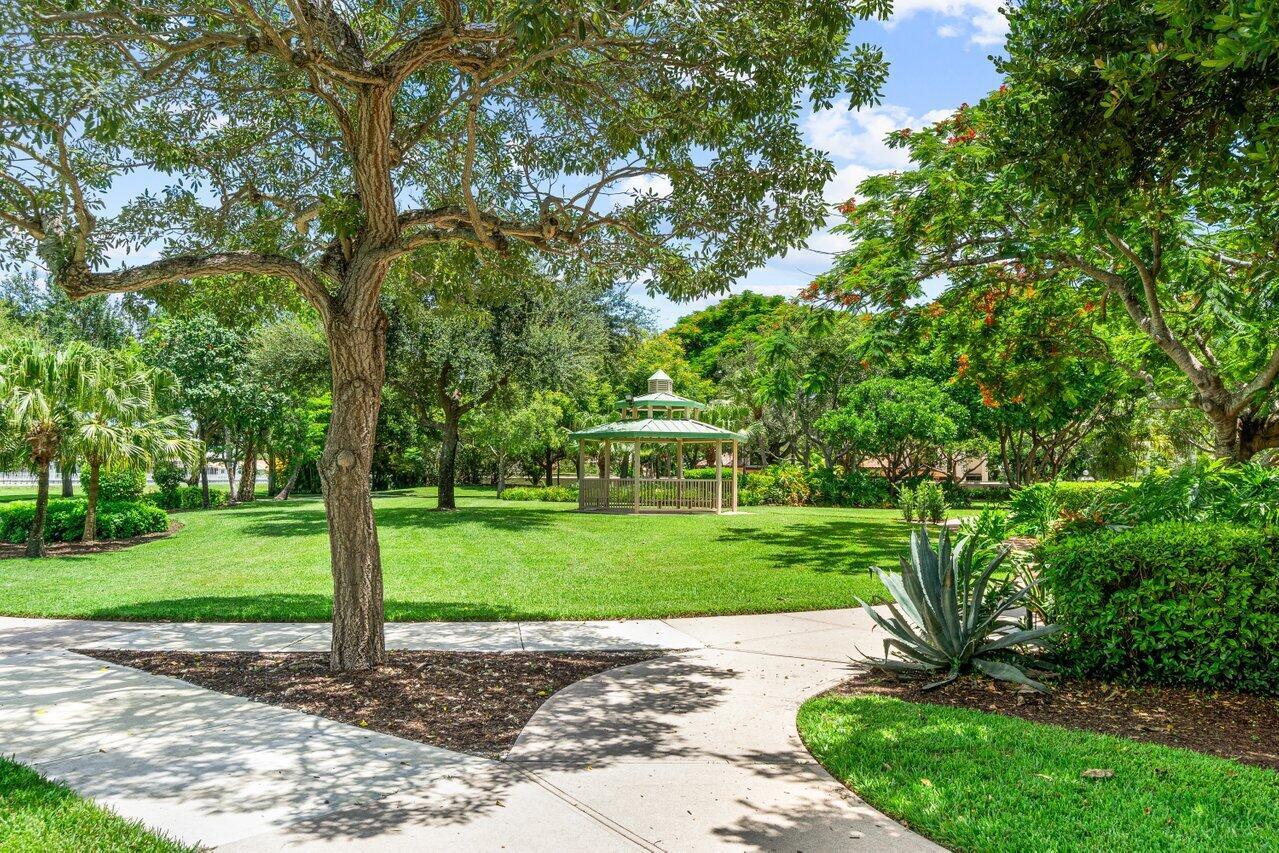 428 Lake Pointe S Lane