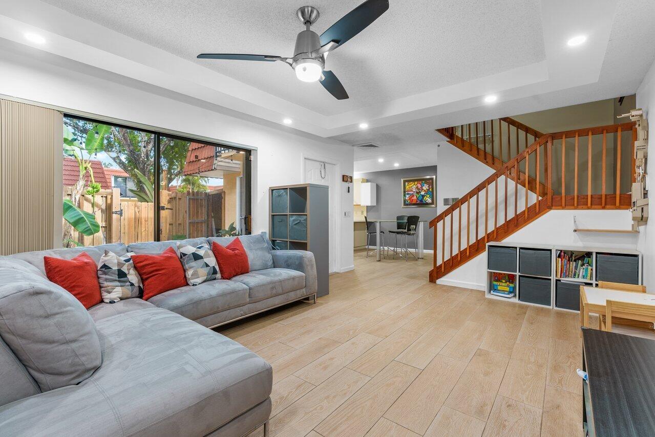 733 NW 98 Circle