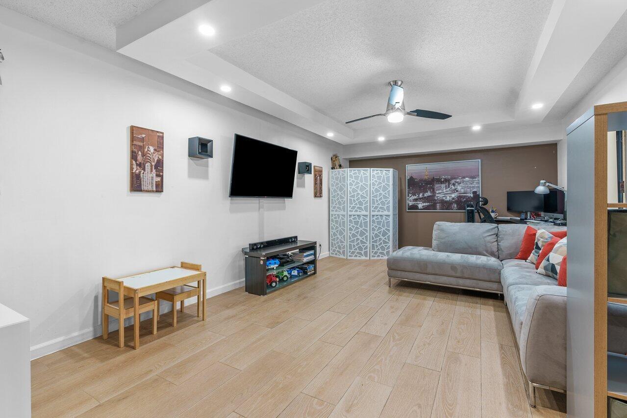 733 NW 98 Circle