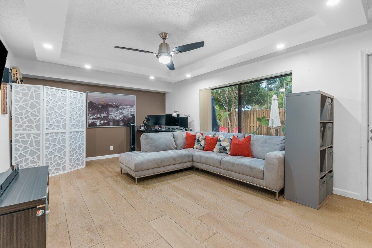 733 NW 98 Circle