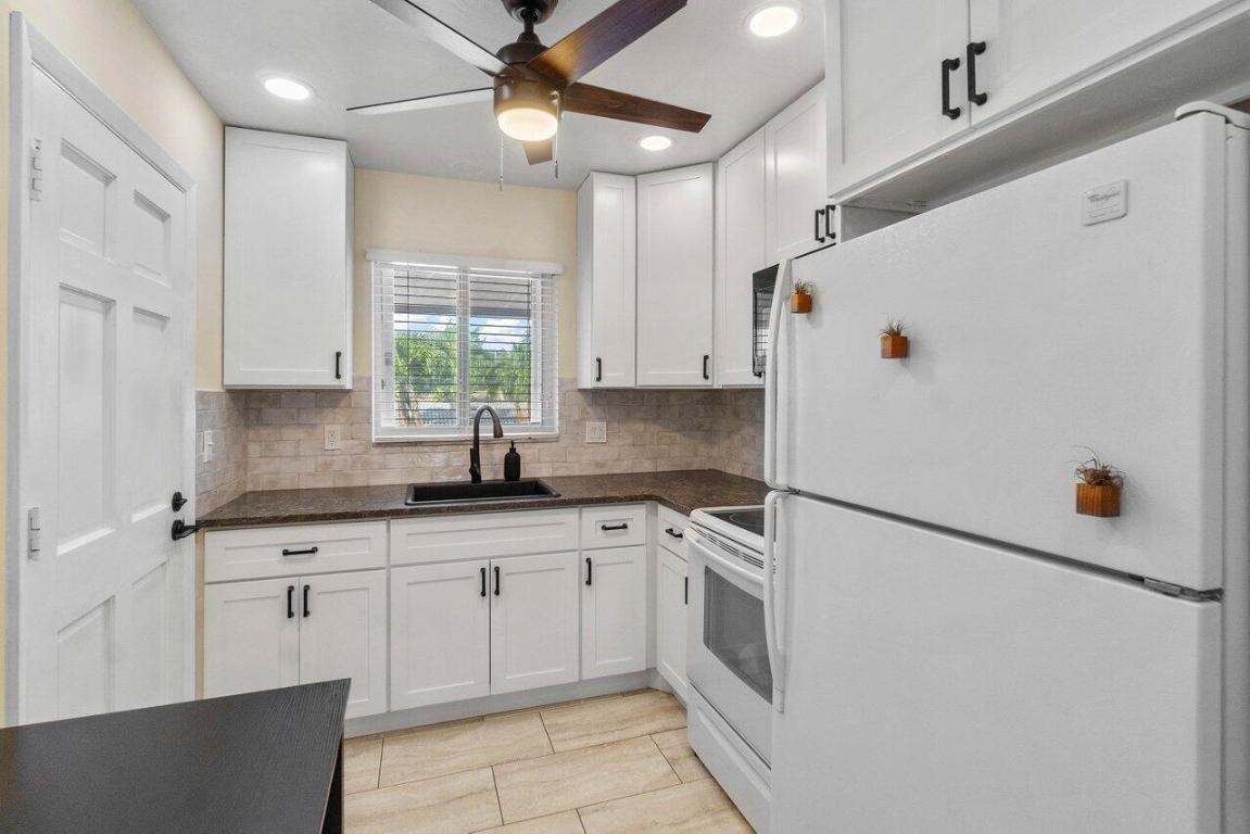 10 Garden Street 203s, Tequesta Unit: 203s