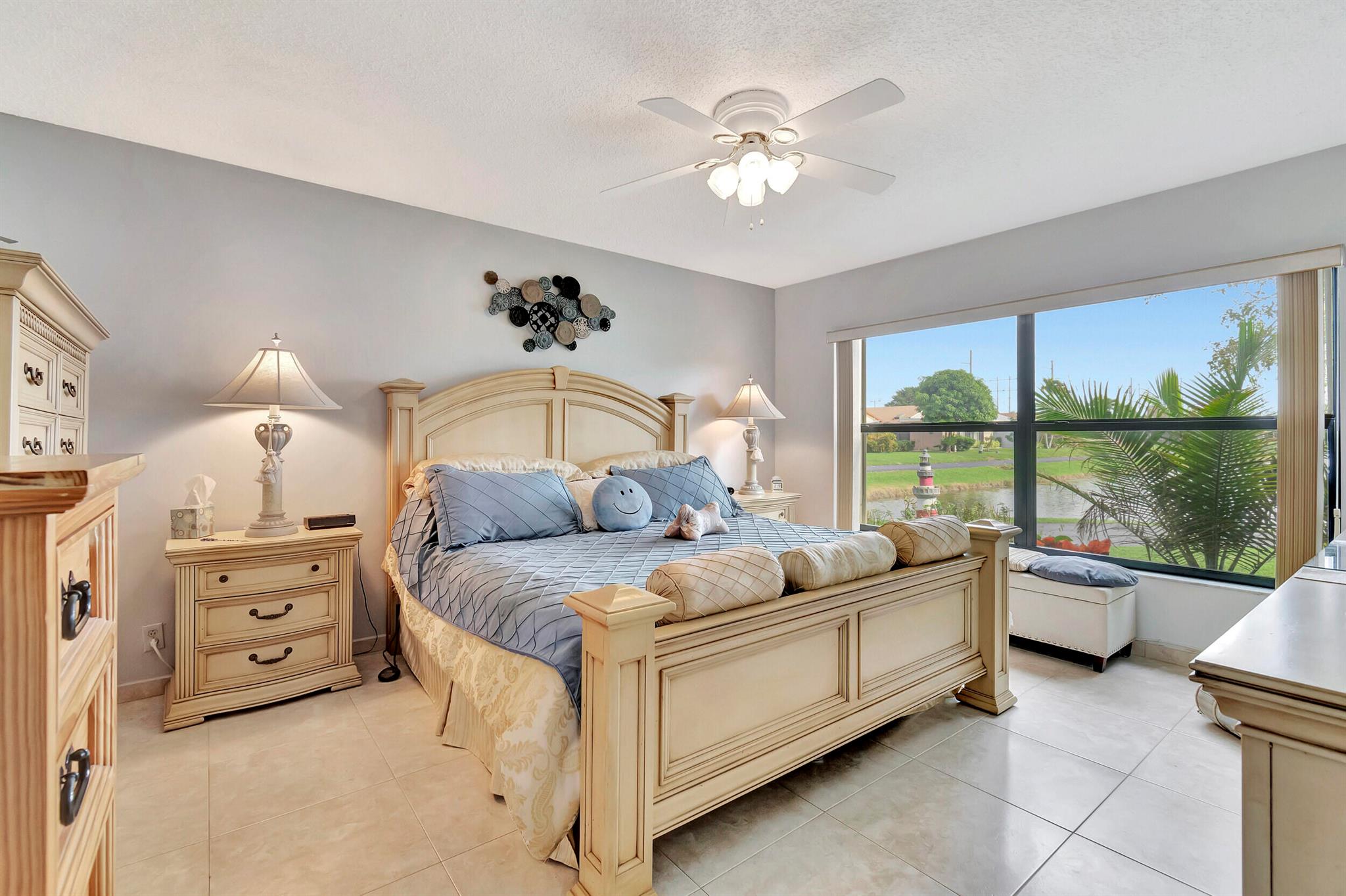 5585 Mirror Lakes Boulevard