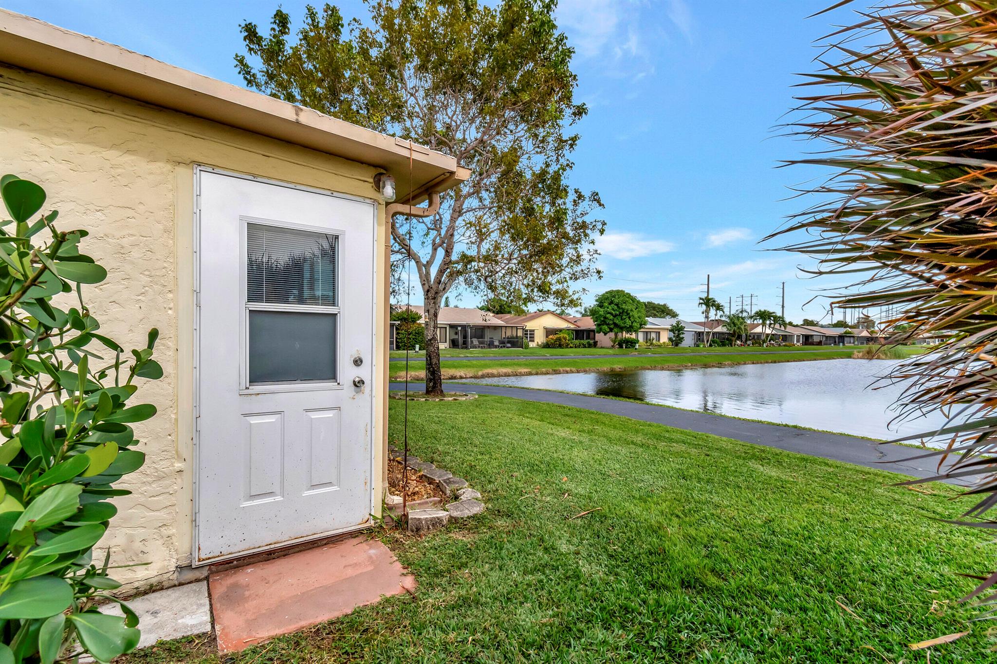 5585 Mirror Lakes Boulevard