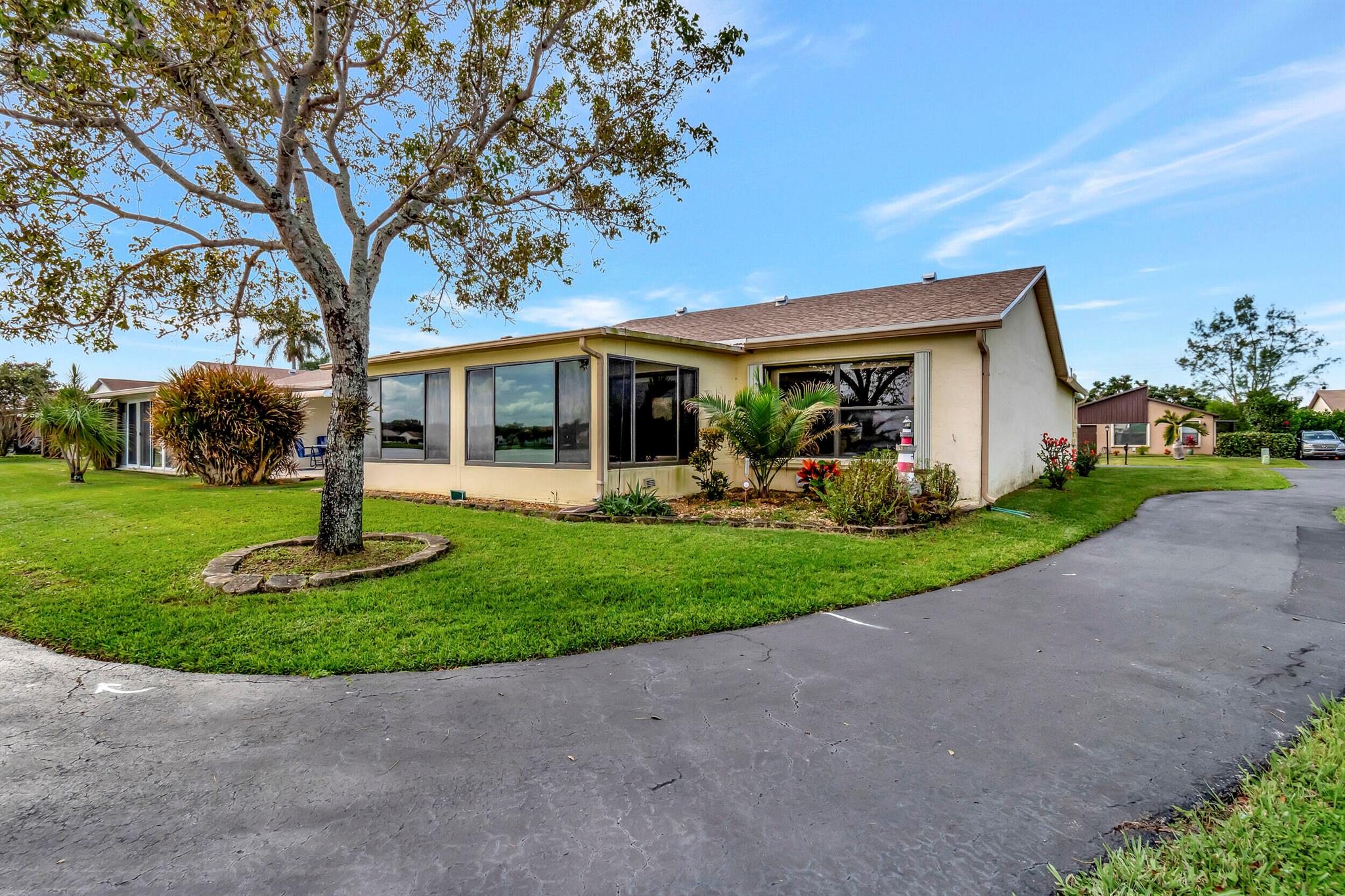 5585 Mirror Lakes Boulevard