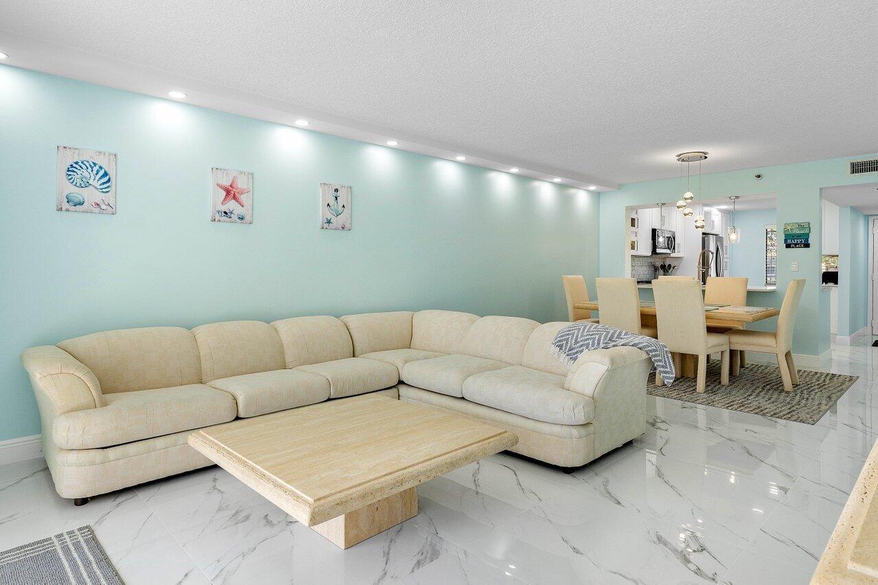 7076 Huntington Ln Unit: 207