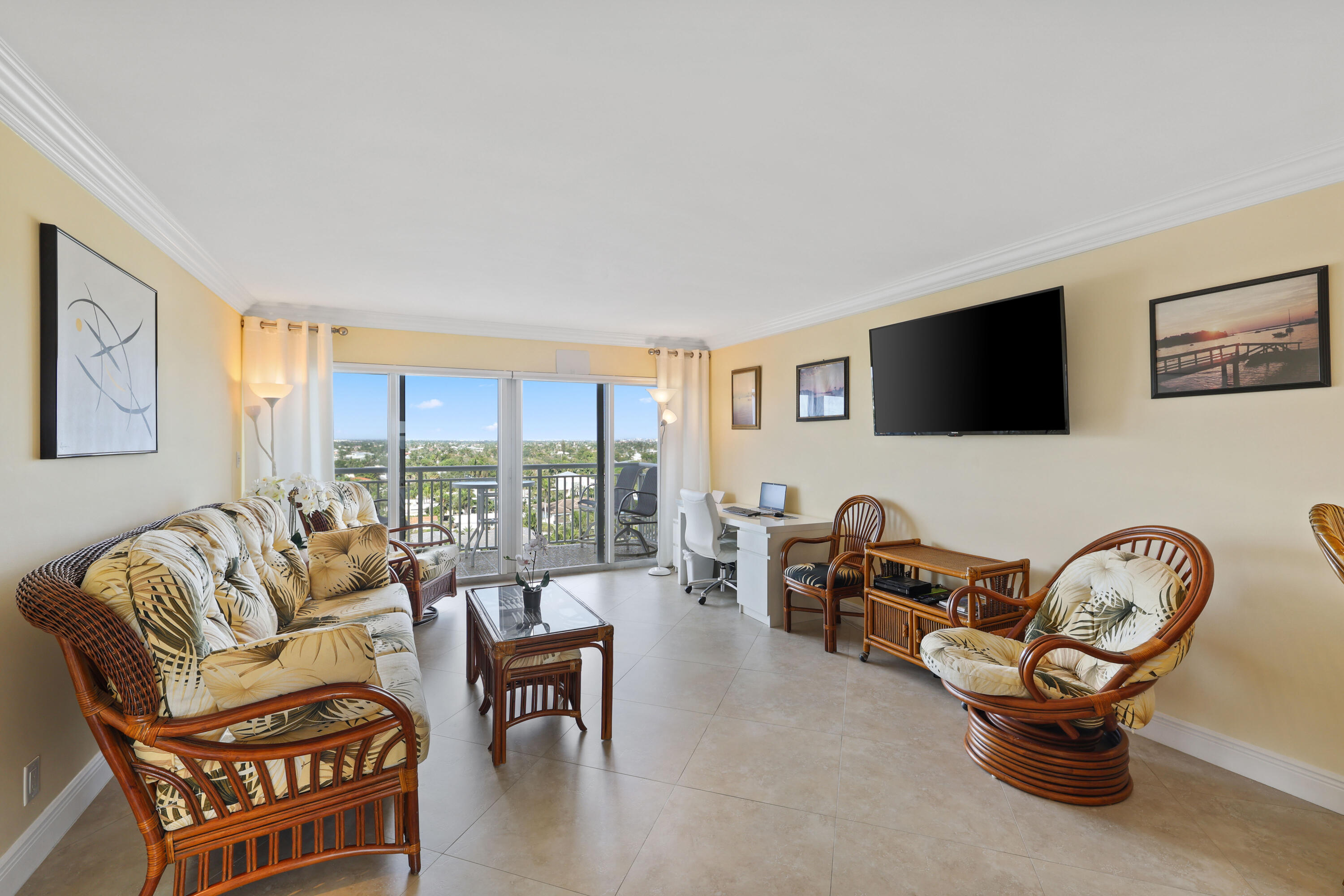 2611 N Riverside Drive Unit: 1006