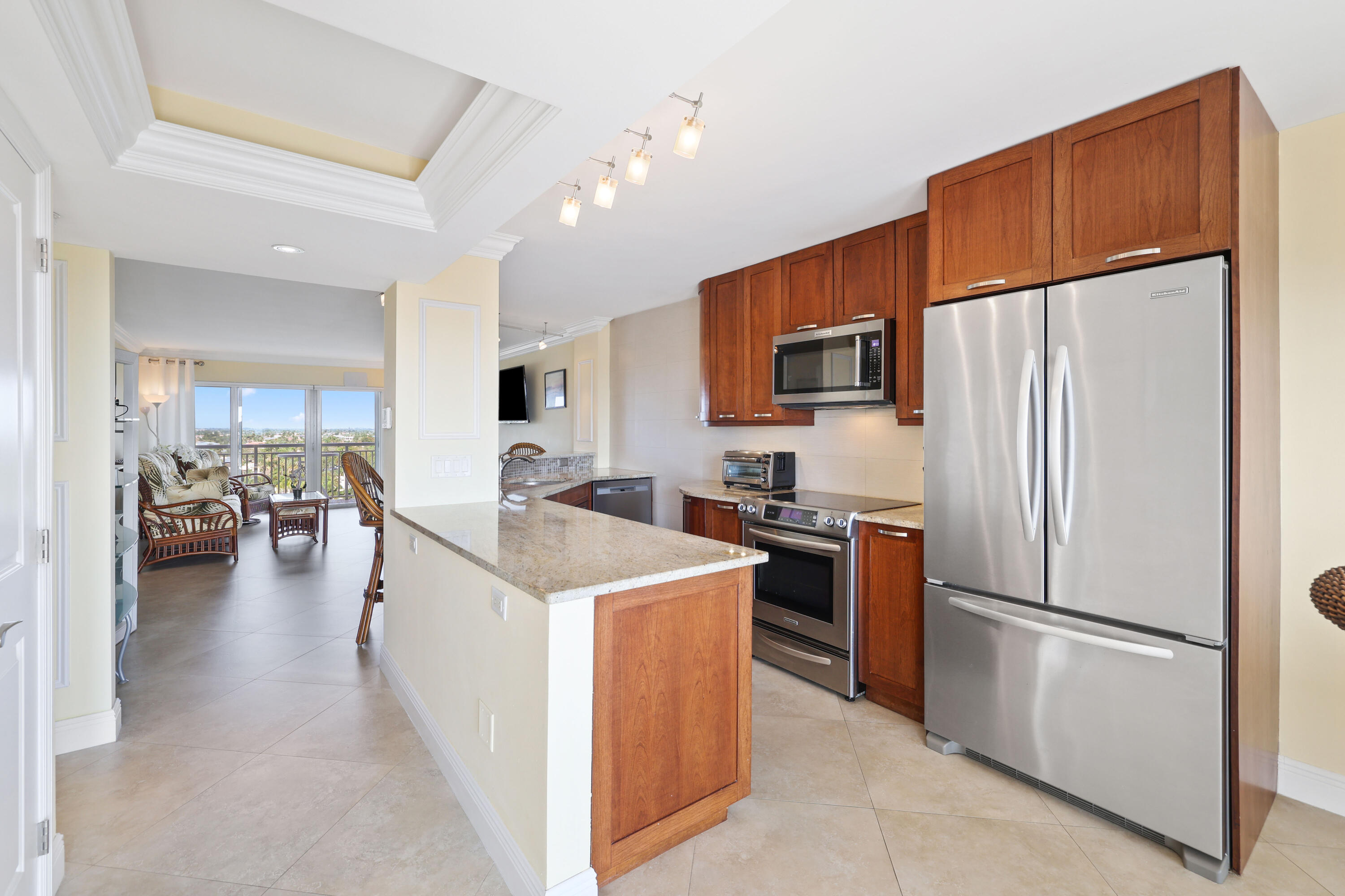 2611 N Riverside Drive Unit: 1006