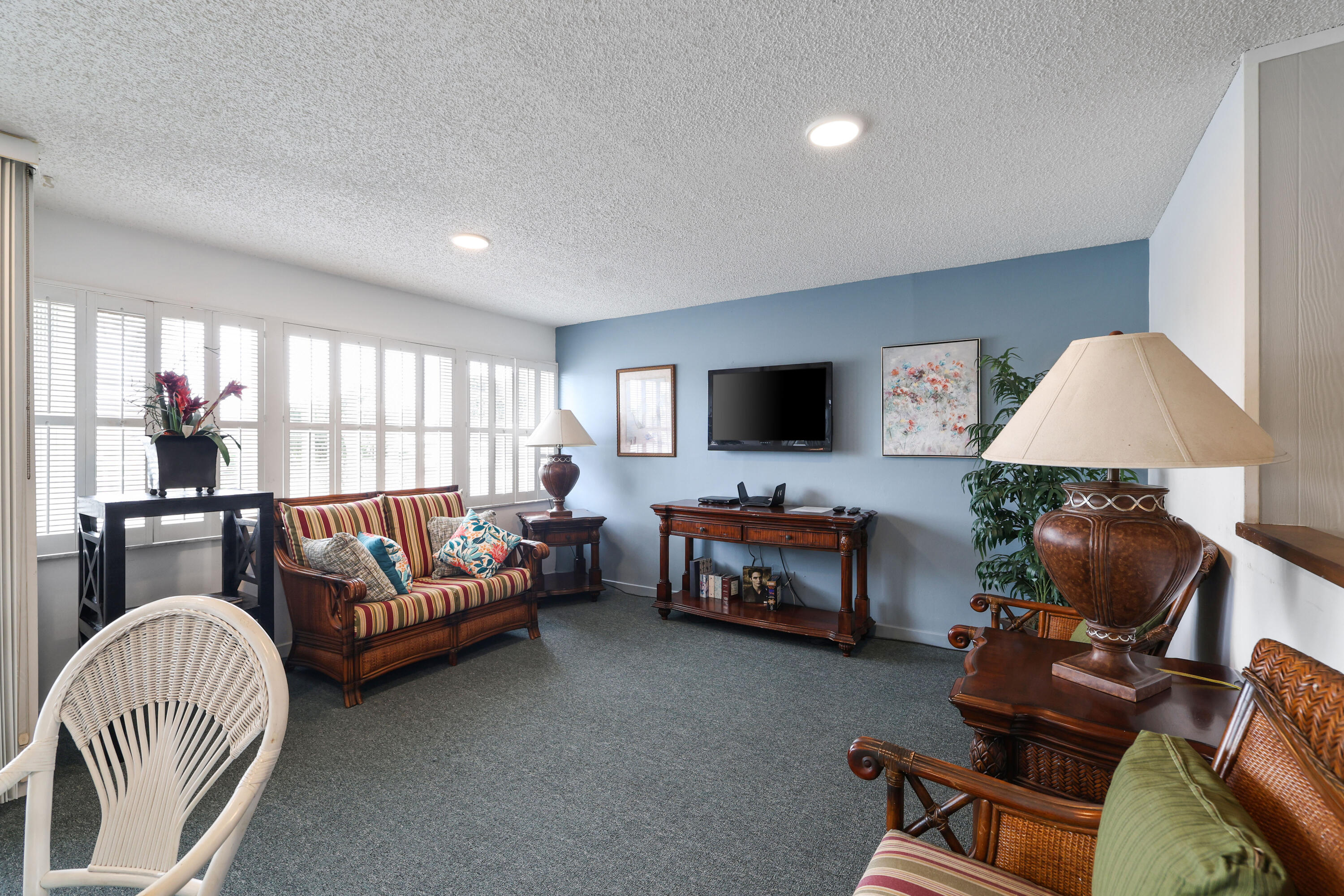 2611 N Riverside Drive Unit: 1006