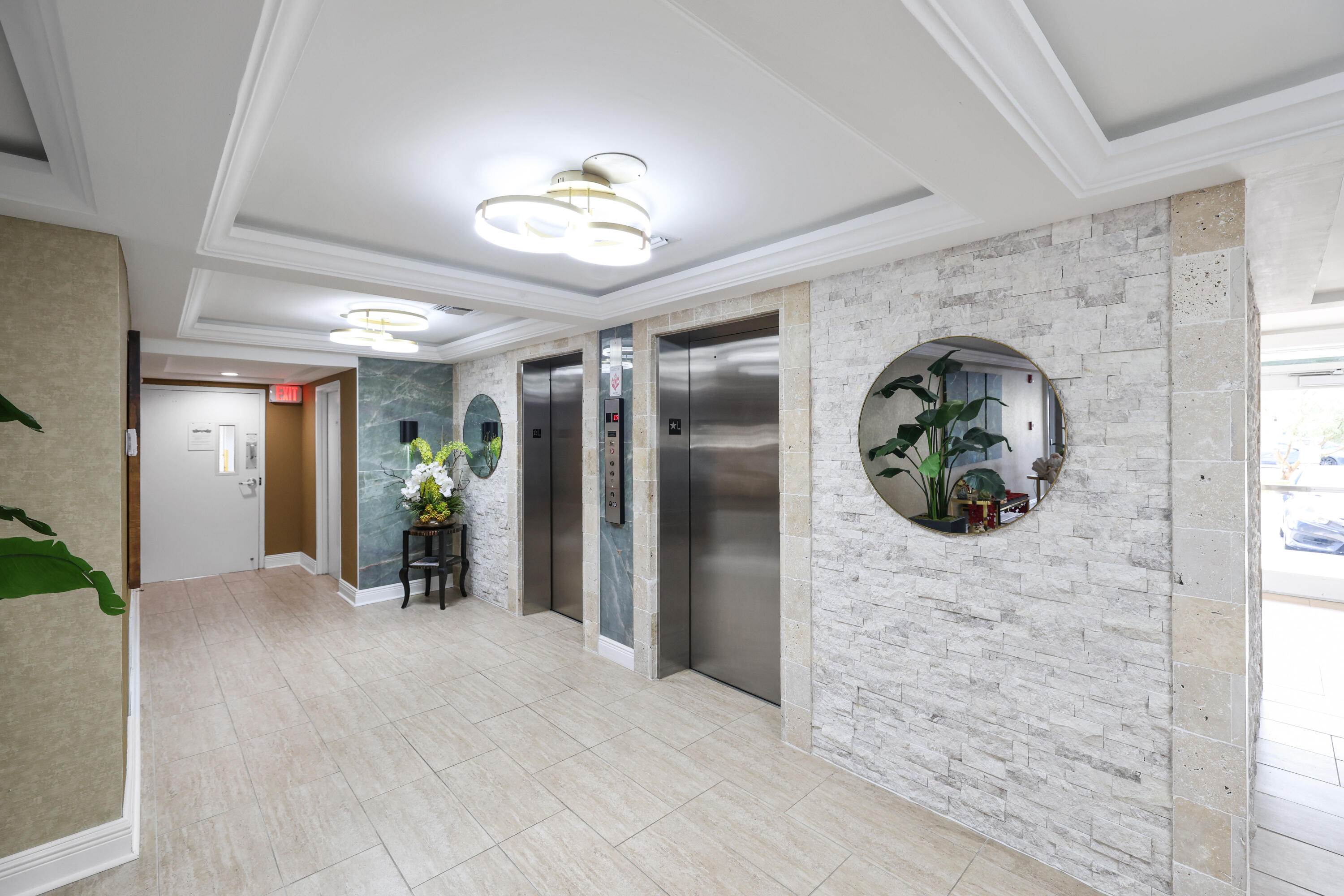 2611 N Riverside Drive Unit: 1006