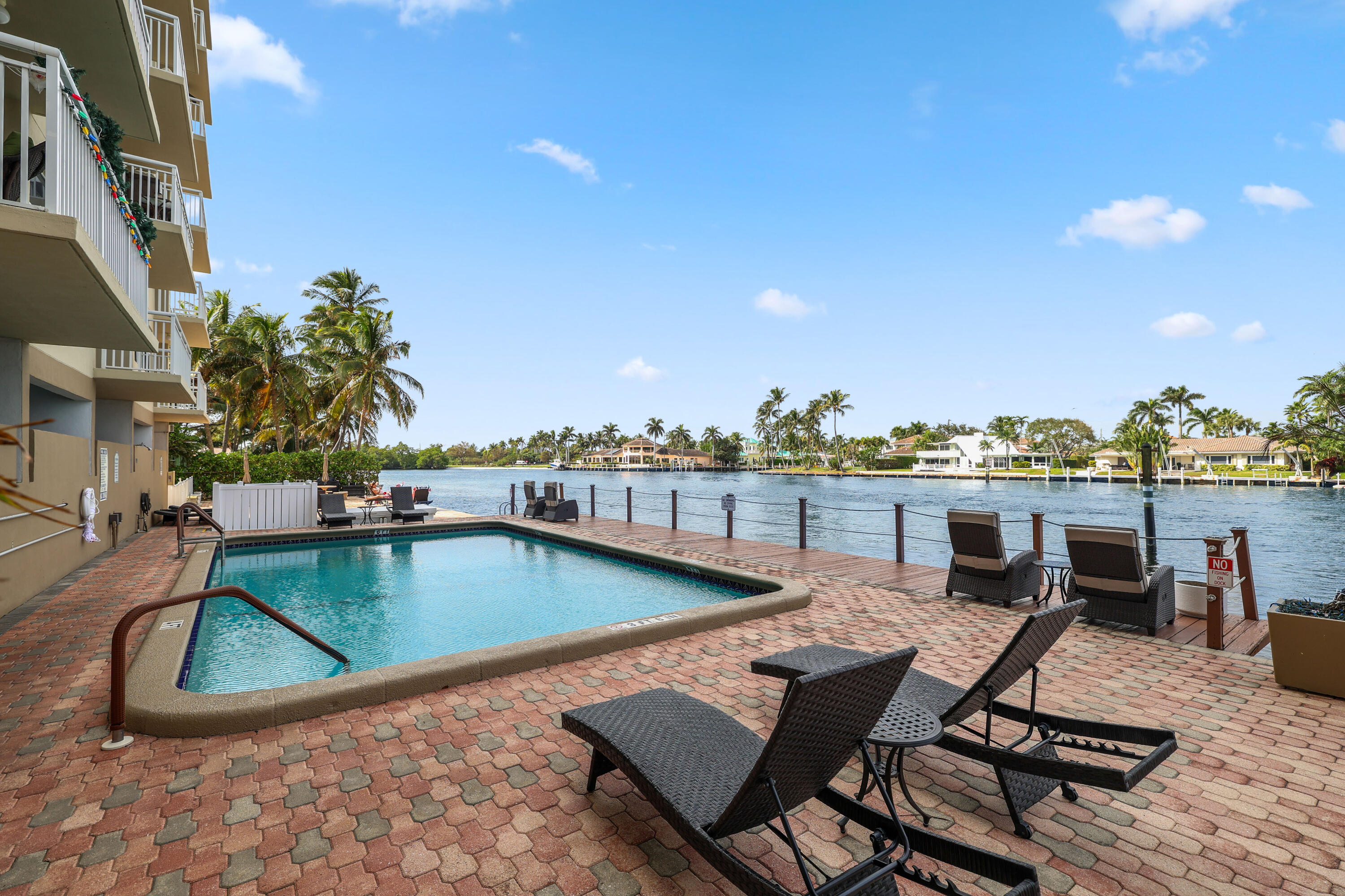 2611 N Riverside Drive Unit: 1006