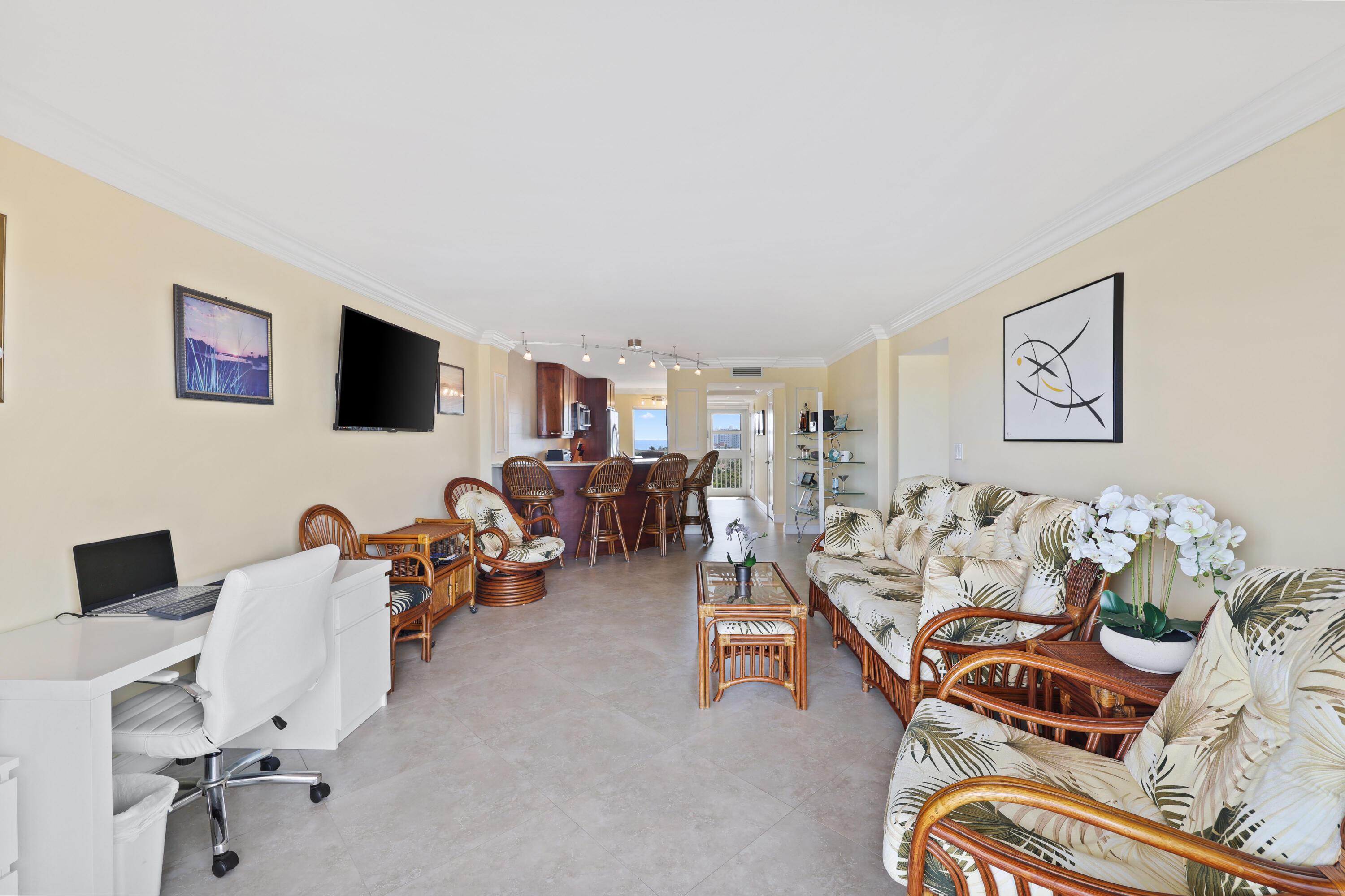 2611 N Riverside Drive Unit: 1006