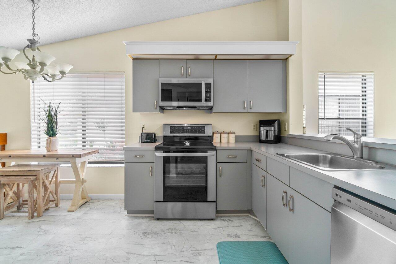 10279 N Circle Lake Drive Unit: 201