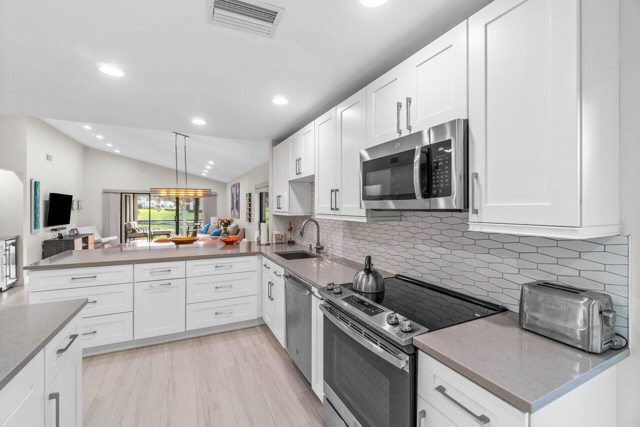 22 Stratford Drive Unit: D