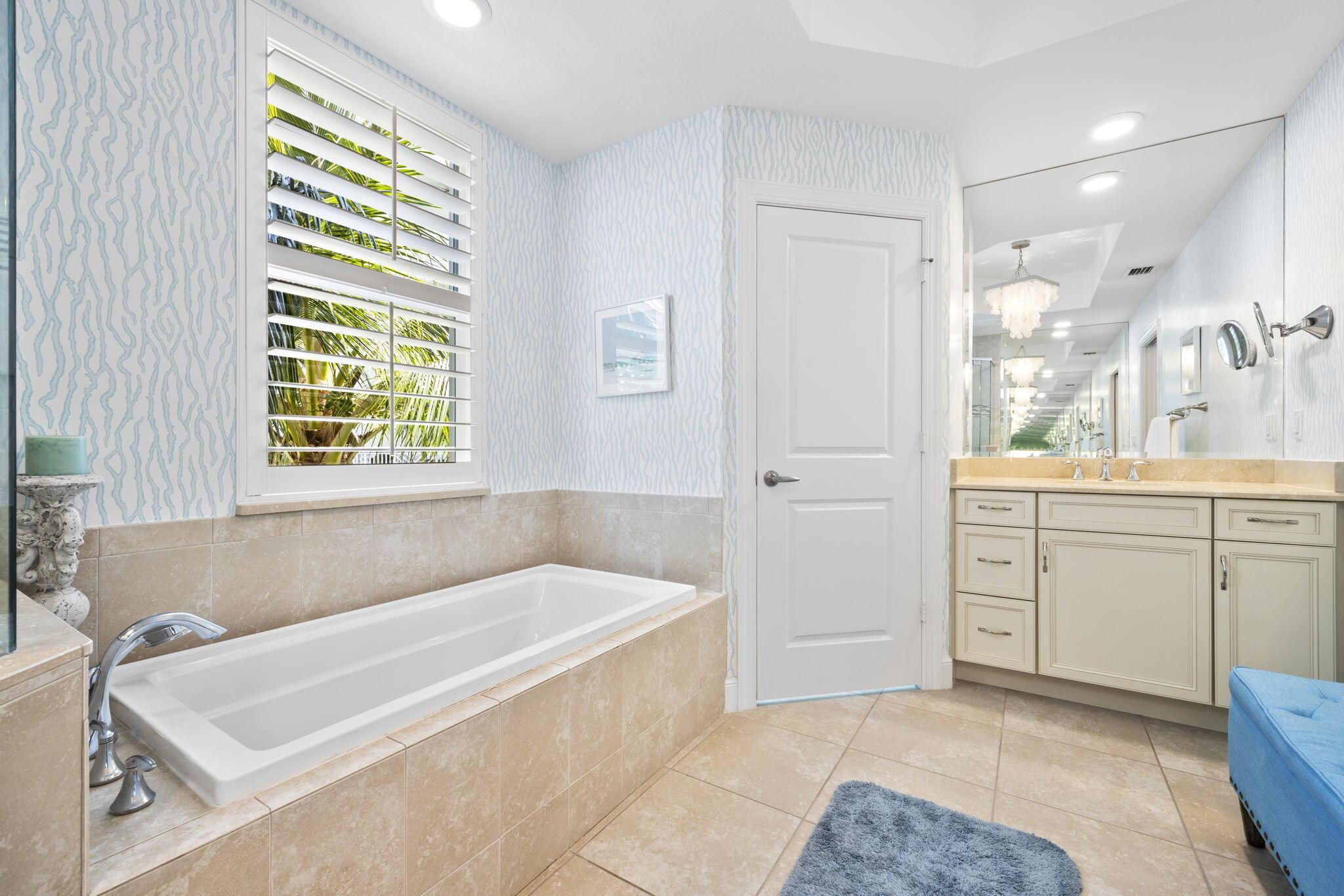 624 Bay Colony Drive S Unit: 624