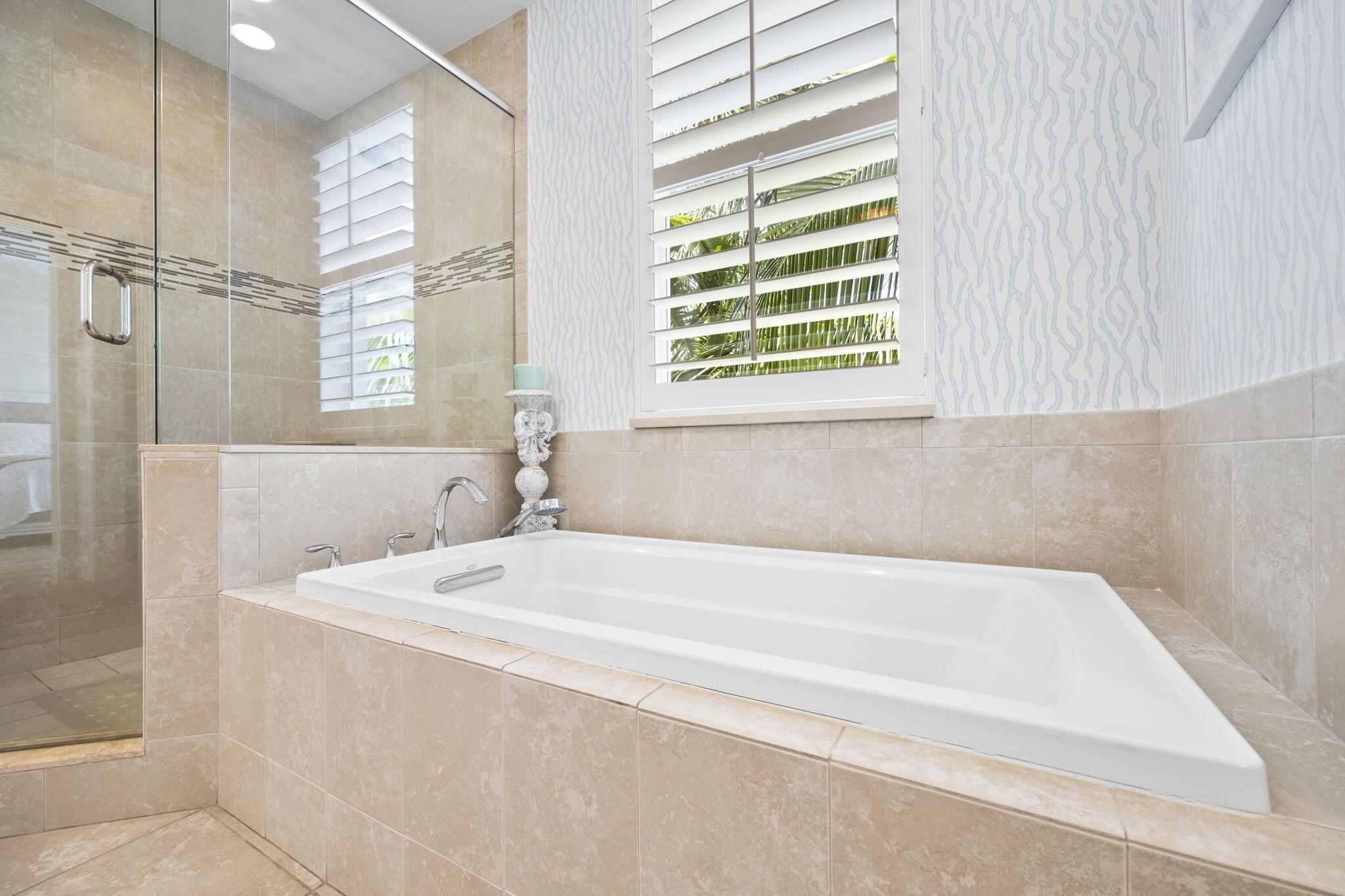 624 Bay Colony Drive S Unit: 624