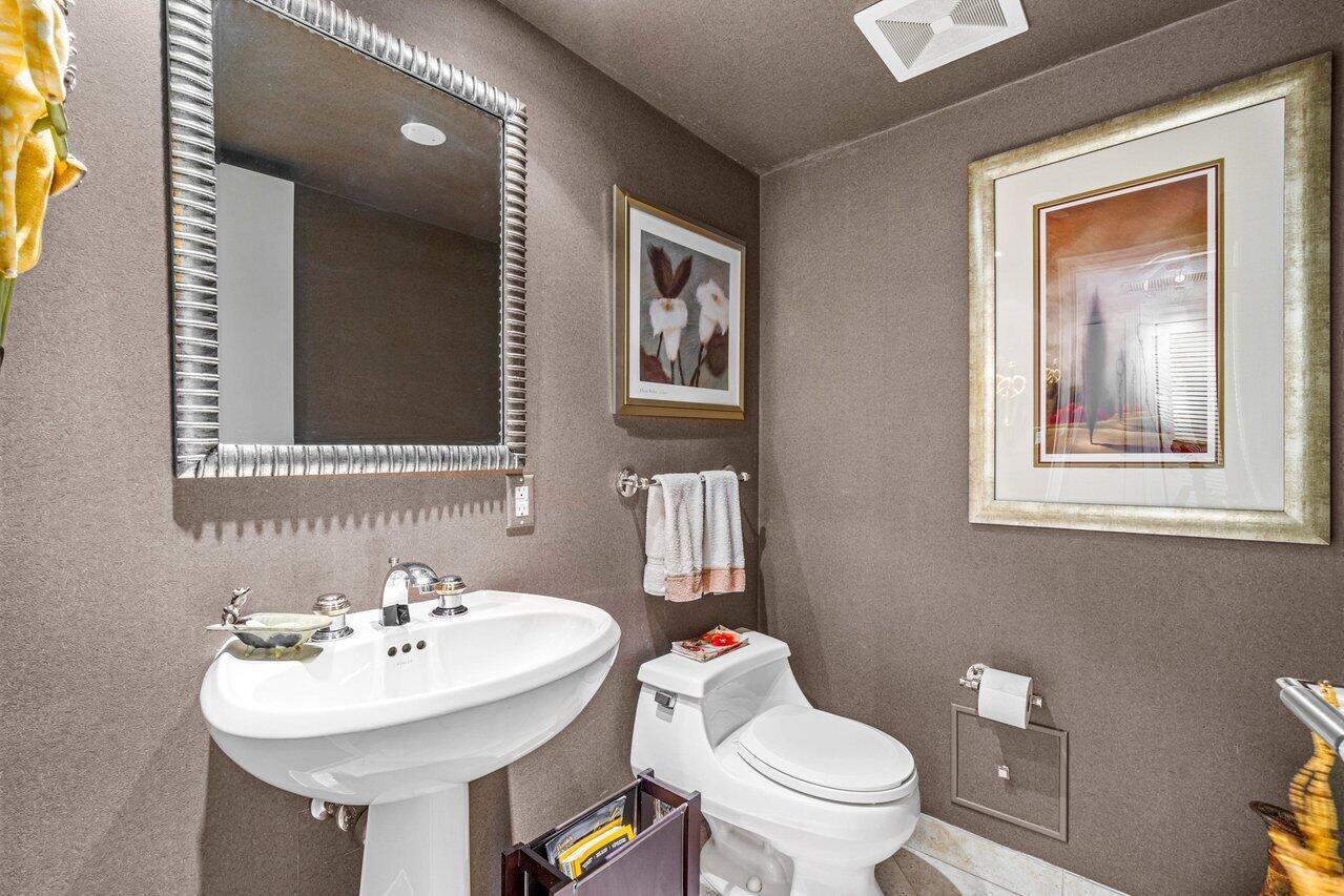 1000 Lowry Street 2b